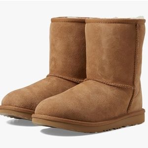 UGG Classic II Short - Big Kid Size 5